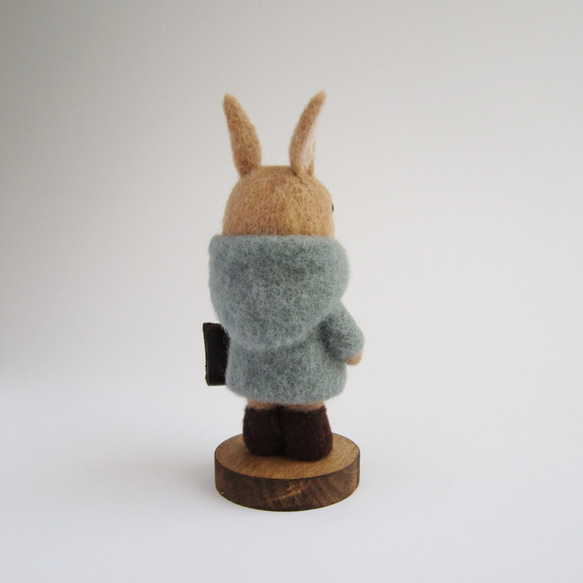 ウサギ（青いコート）　羊毛フェルト人形 3枚目の画像