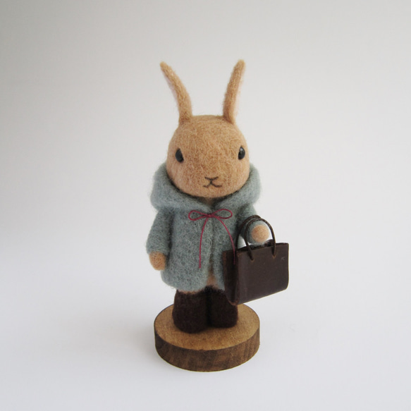 ウサギ（青いコート）　羊毛フェルト人形 6枚目の画像
