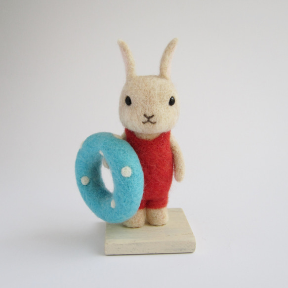 ウサギ（水着と浮き輪）　羊毛フェルト人形 1枚目の画像
