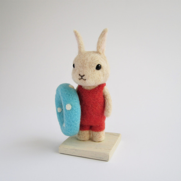 ウサギ（水着と浮き輪）　羊毛フェルト人形 2枚目の画像