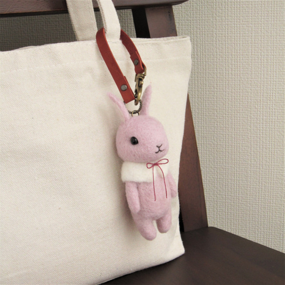 【冬限定】羊毛フェルトバッグチャーム　ウサギ　冬色ピンク 2枚目の画像