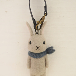 【冬限定】羊毛フェルトバッグチャーム　ウサギ　冬色グレー 4枚目の画像
