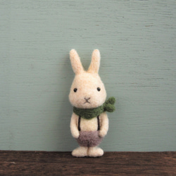 ウサギ（グリーンスカーフ）　羊毛フェルトブローチ 1枚目の画像