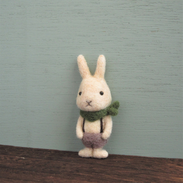 ウサギ（グリーンスカーフ）　羊毛フェルトブローチ 2枚目の画像