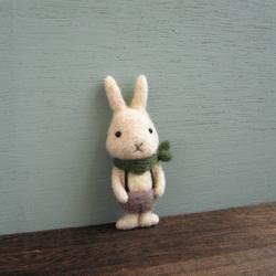 ウサギ（グリーンスカーフ）　羊毛フェルトブローチ 3枚目の画像
