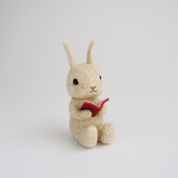 ウサギ　アイボリー（本）羊毛フェルト人形 1枚目の画像