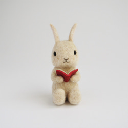 ウサギ　アイボリー（本）羊毛フェルト人形 2枚目の画像