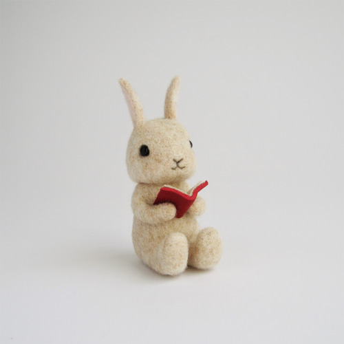 ウサギ アイボリー（本）羊毛フェルト人形 羊毛フェルト エミヨ