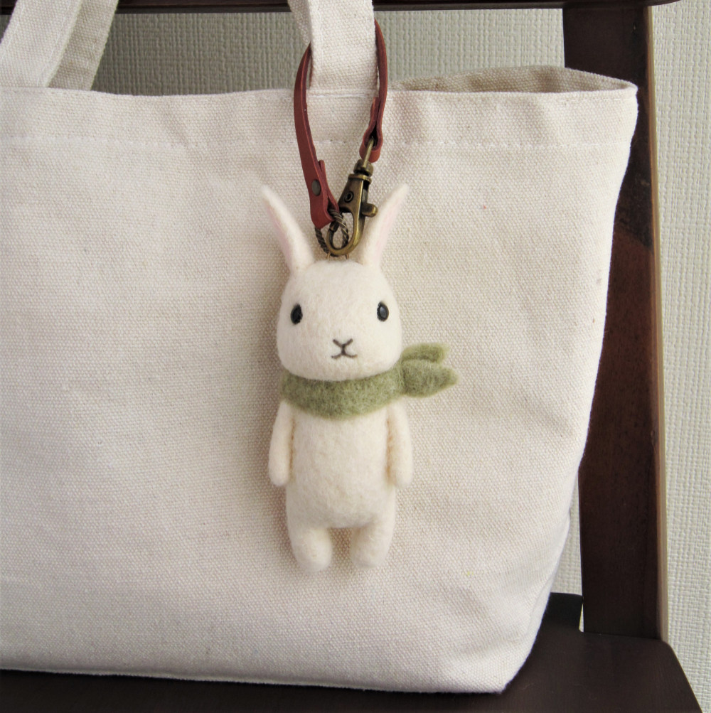 羊毛フェルトバッグチャーム　ウサギ　ホワイト（スカーフ有り）