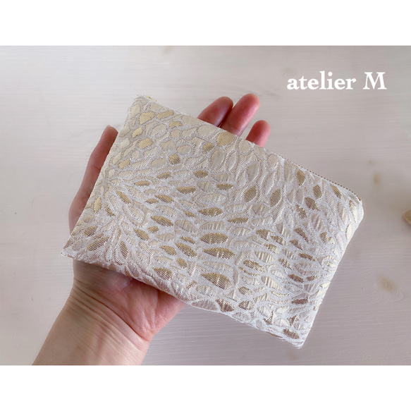 光り輝くゴールドのフラットポーチ(ドットM16) 1枚目の画像