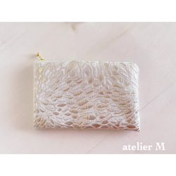 光り輝くゴールドのフラットポーチ(ドットM16) 2枚目の画像