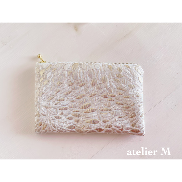 光り輝くゴールドのフラットポーチ(ドットM16) 2枚目の画像