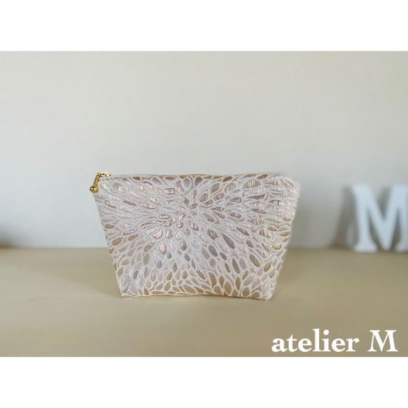 光り輝くゴールドのマチ付きポーチ(白・L) 1枚目の画像