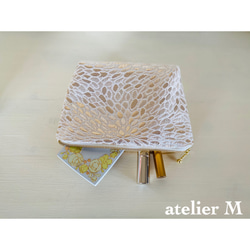 光り輝くゴールドのマチ付きポーチ(白・L) 2枚目の画像