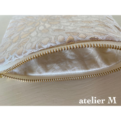 光り輝くゴールドのマチ付きポーチ(白・L) 4枚目の画像