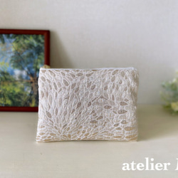 光り輝くゴールドのフラットポーチ(ゴールドM) 1枚目の画像