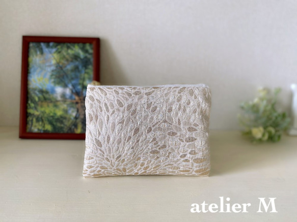 光り輝くゴールドのフラットポーチ(ゴールドM) 1枚目の画像