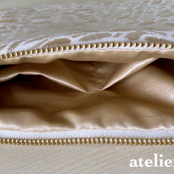 光り輝くゴールドのフラットポーチ(ゴールドM) 2枚目の画像