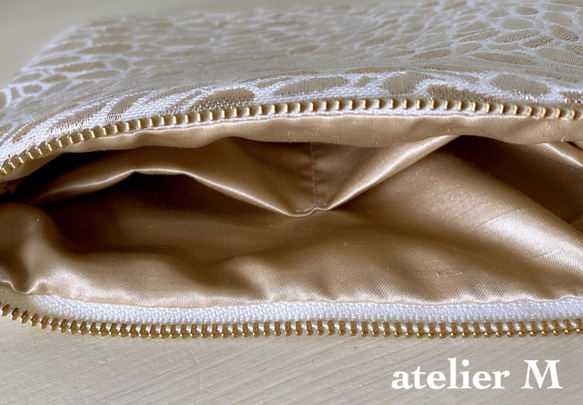 光り輝くゴールドのフラットポーチ(ゴールドM) 2枚目の画像