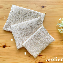 光り輝くゴールドのフラットポーチ(ゴールドM) 3枚目の画像