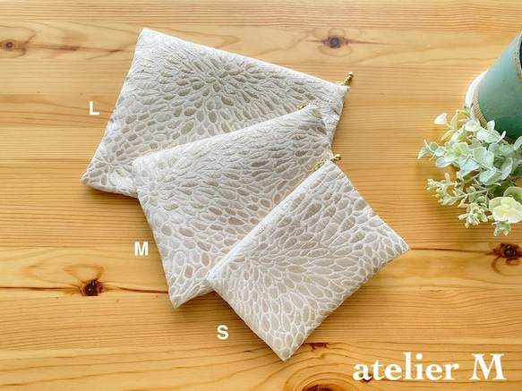 光り輝くゴールドのフラットポーチ(ゴールドM) 3枚目の画像