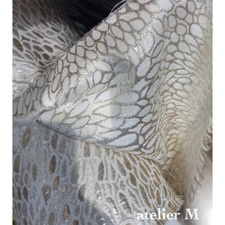 光り輝くゴールドのフラットポーチ(ゴールドM) 4枚目の画像