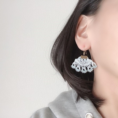 ヘアピンレース編みの扇形ピアス・水浅葱【イヤリング変更可】 ピアス
