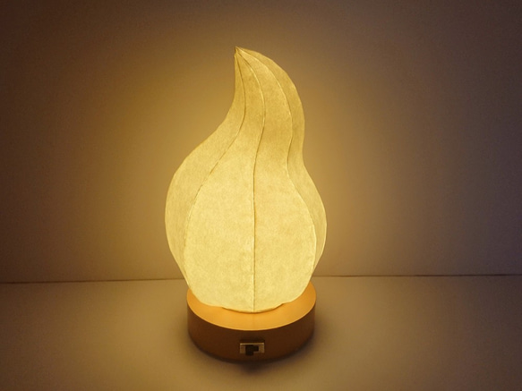 炎のゆらめき型和紙シェードナイトランプ 2枚目の画像
