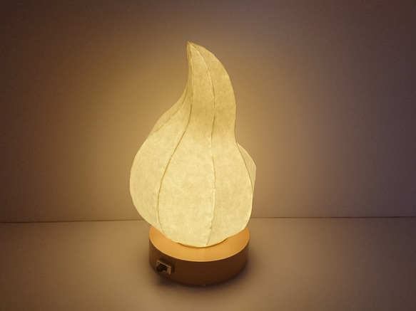 炎のゆらめき型和紙シェードナイトランプ 3枚目の画像