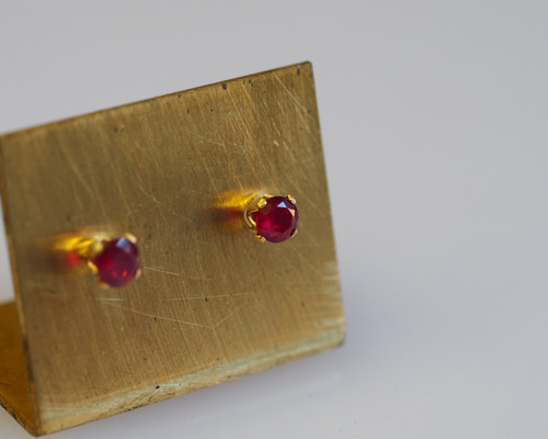 ルビー4mm1粒ピアス14kgf 4本爪 ピアス（スタッド・一粒