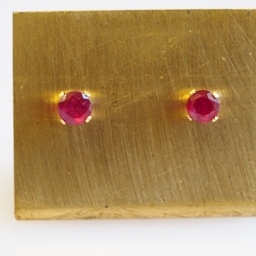 ルビー4mm1粒ピアス14kgf 4本爪 ピアス（スタッド・一粒