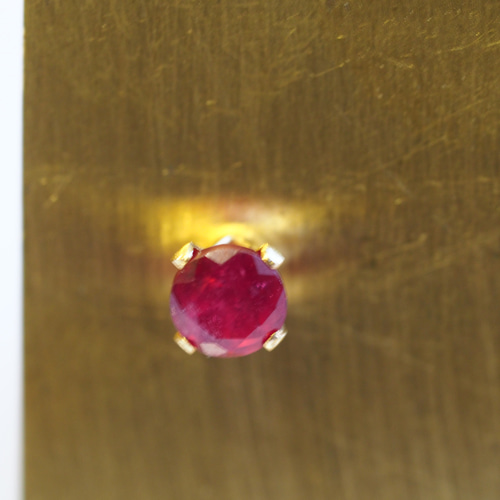 ルビー4mm1粒ピアス14kgf 4本爪 ピアス（スタッド・一粒