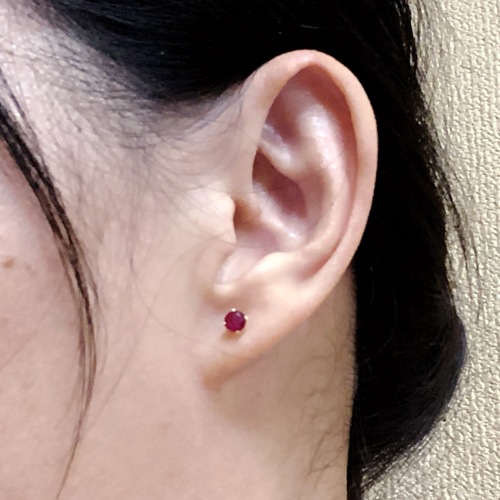 ルビー4mm1粒ピアス14kgf 4本爪 ピアス（スタッド・一粒