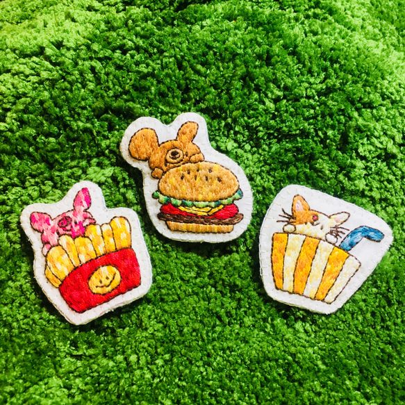 クマさんハンバーガーの刺繍ブローチ mix柄 3枚目の画像