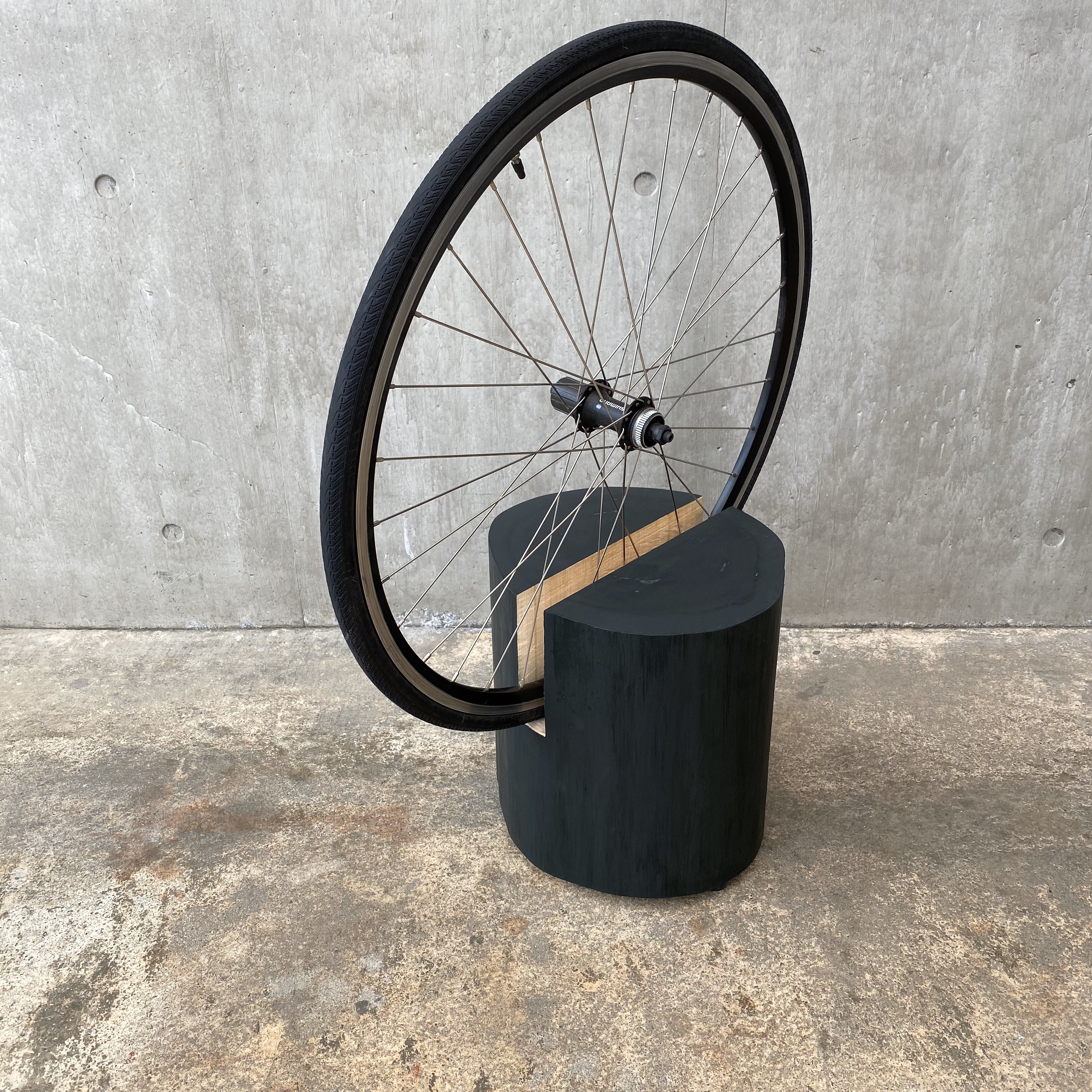 黒板塗料を塗った切り株スタンド　33cm