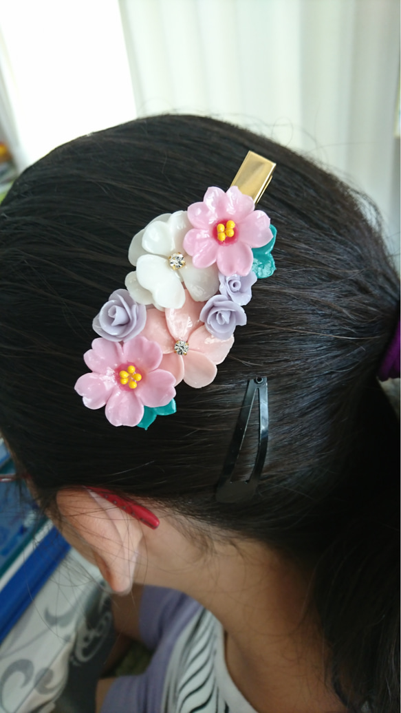 可愛いクレイのお花ヘアクリップ 3枚目の画像