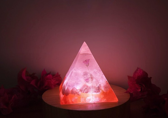 花卉植物氣氛夜燈 水晶金字塔桌燈 天然石紙鎮 粉晶 草莓石 小物 第1張的照片
