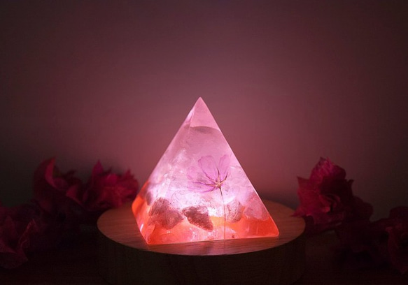 花卉植物氣氛夜燈 水晶金字塔桌燈 天然石紙鎮 粉晶 草莓石 小物 第2張的照片