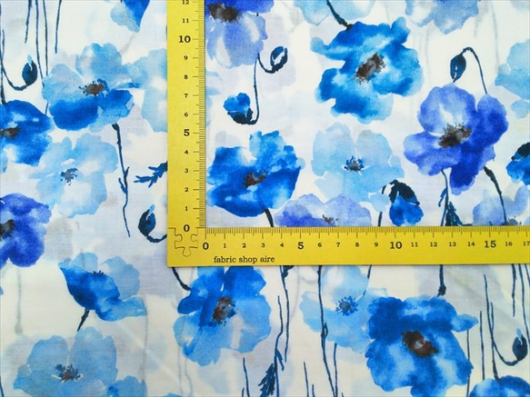 ローン 生地 布【50×110cm】綺麗 花柄 大人 水彩画風 青 ブルー ホワイト 4枚目の画像