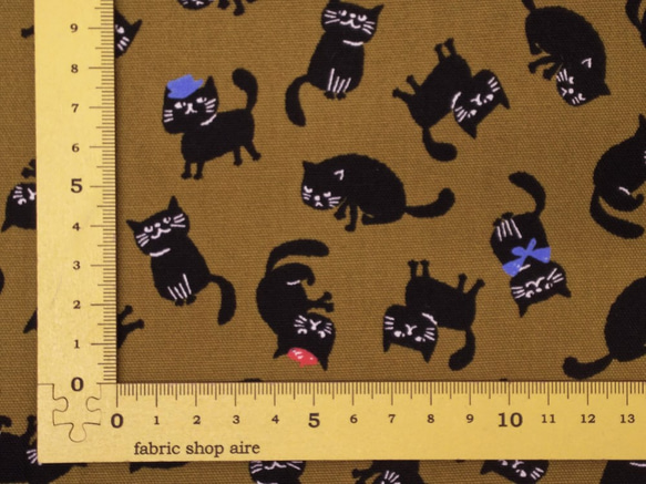 オックス 生地 布【50×110cm】猫柄 おしゃれな黒猫 ねこ ネコ 帽子 リボン 深いマスタード 5枚目の画像