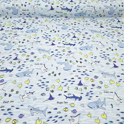 Ｗガーゼ 生地【50×110cm】海の中 ジンベイザメ 魚 サメ 涼しげ 夏 コットン 綿100 水色 ブルー 3枚目の画像