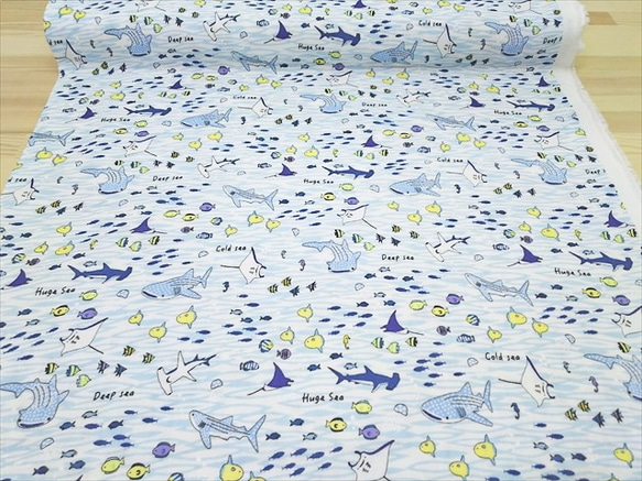 Ｗガーゼ 生地【50×110cm】海の中 ジンベイザメ 魚 サメ 涼しげ 夏 コットン 綿100 水色 ブルー 3枚目の画像