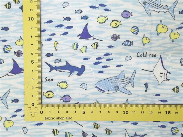 Ｗガーゼ 生地【50×110cm】海の中 ジンベイザメ 魚 サメ 涼しげ 夏 コットン 綿100 水色 ブルー 5枚目の画像