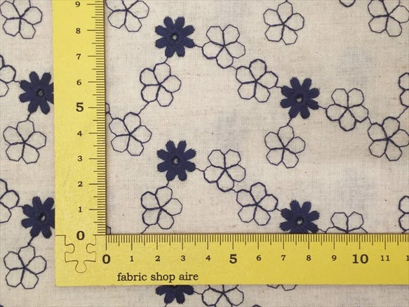 コットンリネン シーチング 生地【50×110cm】 刺繍 紺色の花 花柄 シンプル 綿麻 ネイビー 生成 5枚目の画像