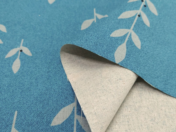 キャンバス生地【50×110cm】 草 植物 葉っぱ 自然 ボタニカル 花柄 ナチュラル 生地 布 水色 ブルー 4枚目の画像