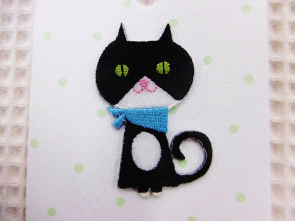 刺繍フェルトワッペン　青いスカーフの黒猫さん ねこ 黒ねこ クロネコ 入園グッズ アップリケ 【PTM-466】 2枚目の画像