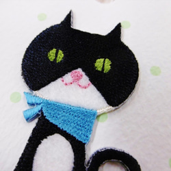 刺繍フェルトワッペン　青いスカーフの黒猫さん ねこ 黒ねこ クロネコ 入園グッズ アップリケ 【PTM-466】 3枚目の画像