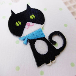 刺繍フェルトワッペン　青いスカーフの黒猫さん ねこ 黒ねこ クロネコ 入園グッズ アップリケ 【PTM-466】 4枚目の画像