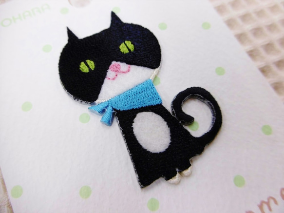 刺繍フェルトワッペン　青いスカーフの黒猫さん ねこ 黒ねこ クロネコ 入園グッズ アップリケ 【PTM-466】 4枚目の画像