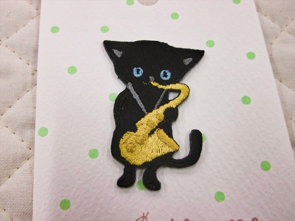 [残1点] 刺繍フェルトワッペン　クロネコ＆サックス 黒猫 ねこ 音楽 楽器 アップリケ【PTM-482】 2枚目の画像